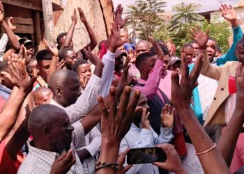 Ibanda : tournée d’assainissement et de proximité du bourgmestre a.i Jonathan Kanane marquée par travaux communautaires, mobilisation citoyenne et inauguration d’un pont