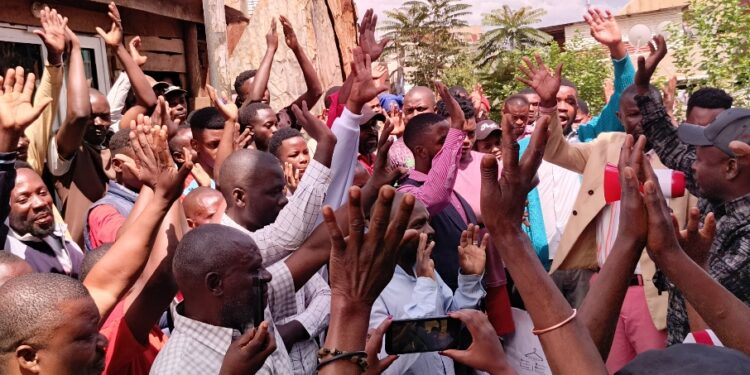 Ibanda : tournée d’assainissement et de proximité du bourgmestre a.i Jonathan Kanane marquée par travaux communautaires, mobilisation citoyenne et inauguration d’un pont