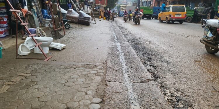 Bukavu : à Vamaro, les commerçants répondent à l’appel de la mairie et poursuivent le pavage de leurs devantures