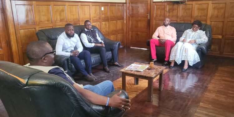 Bukavu : le Dr Nicolas Kyalangalilwa s’entretient avec les revendeurs de pièces automobiles et les représentants de différentes disciplines sportives