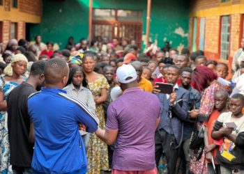 Bukavu : Des kits scolaires remis aux parents d’Elèves de Nyalukemba , Don du Dr Munyahali Kitumaini John