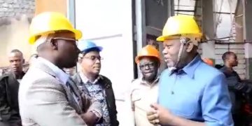Sud-kivu : En mission de service,  le ministre national des ressources hydrauliques et électricité  félicite le directeur général de la SNEL LUSIDE WA LUSANGI Fabrice pour son implication dans l&rsquo;installation réussie des compteurs cash powers à Bukavu