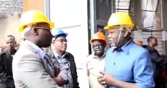 Sud-kivu : En mission de service, le ministre national des ressources hydrauliques et électricité félicite le directeur général de la SNEL LUSIDE WA LUSANGI Fabrice pour son implication dans l’installation réussie des compteurs cash powers à Bukavu