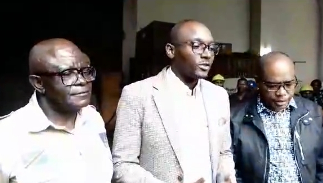 Sud-kivu : le ministre national de l’électricité satisfait du travail qu’abattent le DG de la SNEL LUSIDE WA LUSANGI Fabrice et le DP Jovy MULEMANGABO dans l’installation réussie des compteurs cash powers à Bukavu.