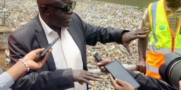 Sud-kivu : La SNEL demande à la population de gérer les déchets ménagers d&rsquo;une manière responsable pendant cette saison pluvieuse et d&rsquo;arrêter de les jeter dans les caniveaux car pendant la pluie ils sont charriés dans le lac kivu pour terminer leur courses au barrage de la centrale hydroélectrique Ruzizi 1, Ce qui entraîne les délestages et les perturbations en énergie électrique