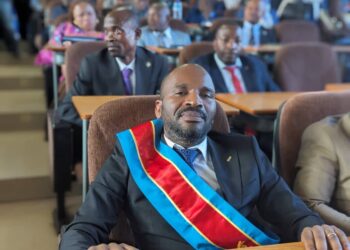Bukavu : Sur la photo qui circule sur la toile, je ne recevais pas de l’argent plutôt c’est moi qui payais la dette. Ce démenti formel du député provincial LUVUGA John sur une prétendue photo de corruption