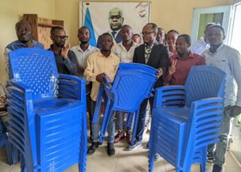 Sud Kivu : l&rsquo;UDPS, fédération de Bukavu dotée des nouvelles chaises. Un don du jeune philantrope Paulin MULUME
