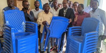 Sud Kivu : l&rsquo;UDPS, fédération de Bukavu dotée des nouvelles chaises. Un don du jeune philantrope Paulin MULUME