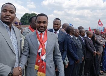 Sud Kivu : Arrivée du gouverneur de province JJ PURUSI, des centaines des membres de la fondation Jordan MULIKUZA présents à l&rsquo;aéroport de Kavumu pour son accueil