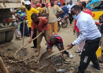 Bukavu : Le ministre Didier kabi sur le terrain, prêche d’exemple dans l’évacuation des immondices stockés à Irambo