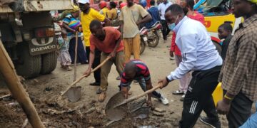 Bukavu : Le ministre  Didier kabi  sur le terrain, prêche d&rsquo;exemple dans l&rsquo;évacuation des immondices stockés à Irambo