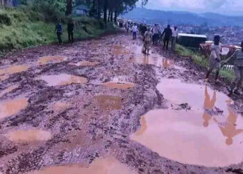 Bukavu : Délabrement très avancé de la route menant vers le cimetière de la Ruzizi, les morts sont transportés sur les têtes