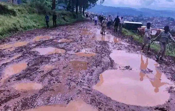 Bukavu : Délabrement très avancé de la route menant vers le cimetière de la Ruzizi, les morts sont transportés sur les têtes