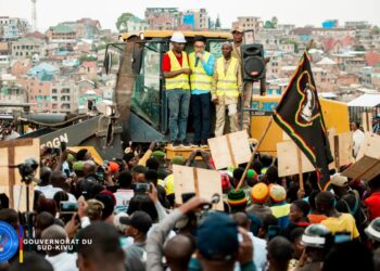 Bukavu: En réponse à la demande des usagers de la route menant au cimetière de la Ruzizi, le gouverneur de province JJ Purusi lance les travaux de réhabilitation de celle-ci