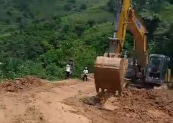 Sud kivu : Des engins de certaines sociétés chinoises aperçues sur la RN2 à Mwenga, entrain de supprimer les bourbiers sur celle-ci. Le fruit des actions citoyennes de la société civile de la contrée