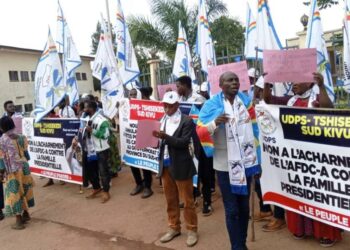 Sud Kivu : Des combattants de l&rsquo;UDPS/Tshisekedi en sit in au gouvernorat de province pour exiger un partage équitable et une gestion orthodoxe