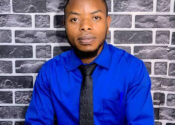 Walungu : Le jeune leader Patient Nyunda Mushambaza compatit avec la population de Kaniola affectée par la crise sécuritaire actuelle