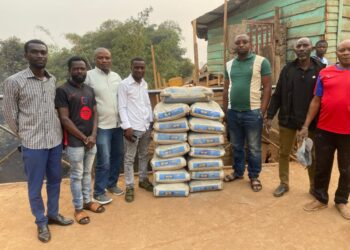 Bukavu : Avec un lot important de ciments, la fondation Patrick Baka wa Bana appuie les travaux de construction de deux ponts à Mulengeza 2 et sur avenue Rubota