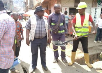 Bukavu : Le chef d’avenue Camp Snel 2 Dieu donne Bahala en action pour l’assainissement du tronçon Irambo – Quartier Latin