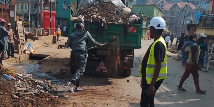 Bukavu : Le chef d’avenue Camp SNEL 2 salue l’engagement d’ASHAPE dans la lutte pour l’assainissement urbain
