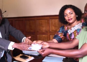 Sud-Kivu : Le journaliste Pascal Mwinyi sinistré d’un incendie, reçoit le soutien du Maire de Bukavu