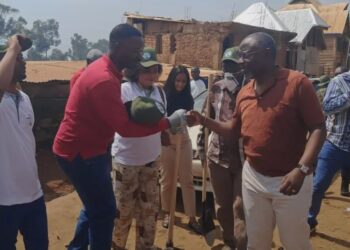Kadutu : Le bourgmestre Byamungo Kazimiri mobilise autour des travaux communautaires, sous l&rsquo;œil bienveillant du Gouverneur Patrick BusuBwa Ngwi