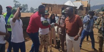 Kadutu : Le bourgmestre Byamungo Kazimiri mobilise autour des travaux communautaires, sous l&rsquo;œil bienveillant du Gouverneur Patrick BusuBwa Ngwi