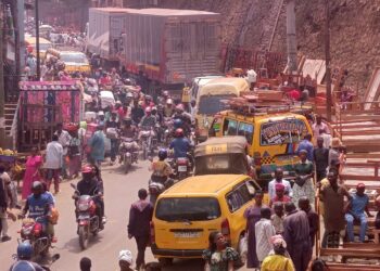 Kadutu : Le déchargement diurne des camions à Kibongé paralyse la circulation