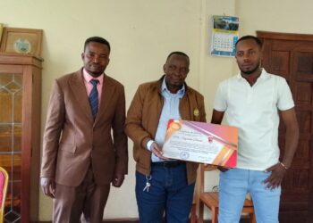 Bukavu : Le BUDC récompense Shyamba Pascal ,directeur provincial adjoint de la SNCC Sud-Kivu pour sa gestion exemplaire.