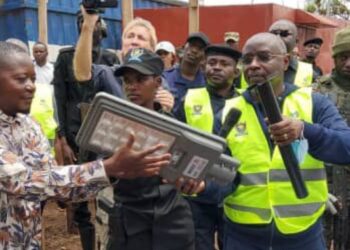 Bukavu: Des vendeurs au marché dit de libération exercent désormais même pendant les heures vespérales, après l&rsquo;installation des lampadaires récemment donnés par l&rsquo;AFC/M23. Son président Tombola Urbain s&rsquo;en réjouit