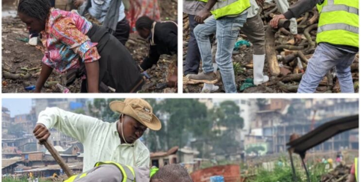 Bukavu : Travaux communautaires, le président du marché dit de libération, Tombola Urbain avec ses vendeurs s&rsquo;activent pour un marché propre