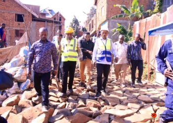 IBANDA : Le Bourgmestre  Eugène Mubalama dote la population de Mukukwe-ISP-ISECOF de matériaux pour la réhabilitation des routes secondaires