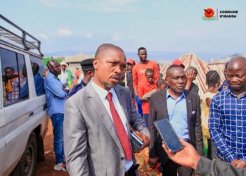 BUKAVU: Le bourgmestre de la commune d&rsquo;Ibanda, Eugène Mubalama arrête 5 spoliateurs en pleine construction au cimetière de Ruzizi