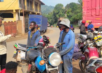 Ibanda : le Bourgmestre Eugène Mubalama donne un ultimatum de 3 jours aux propriétaires de camions et épaves pour libérer les trottoirs sur l’axe Route d’Uvira–Kamagema