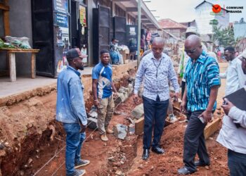 Ibanda : Le bourgmestre donne 48h pour la démolition des constructions érigées anarchiquement le long du collecteur Luziba
