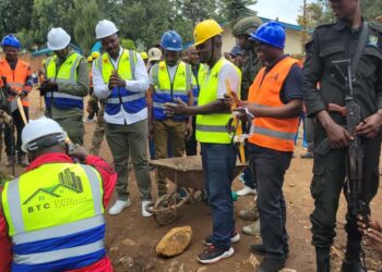 Kadutu : Le vice‑gouverneur Dunia Masumbuko  pose  la 1ère pierre pour les travaux de réhabilitation du tronçon Stade de la Concorde–Carrefour