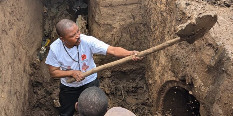 Tournée de supervision des travaux Salongo par le bourgmestre d’Ibanda : mobilisation exemplaire pour la propreté et engagement communautaire