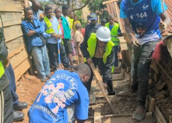 Bukavu : la commune d&rsquo;Ibanda, lance les travaux de construction d&rsquo;un escalier de 150 mètres reliant les avenues Gyamba 4 et 5 . Un lot de sacs de ciment a été remis
