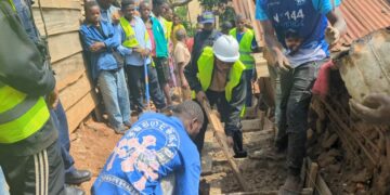 Bukavu : la commune d&rsquo;Ibanda, lance les travaux de construction d&rsquo;un escalier de 150 mètres reliant les avenues Gyamba 4 et 5 . Un lot de sacs de ciment a été remis