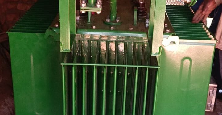 Électricité : un nouveau transformateur puissant illumine l’avenue Irambo à Nyalukemba