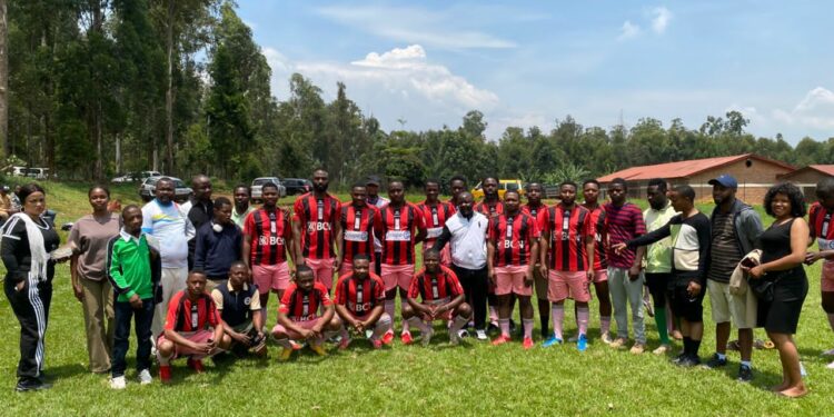 Sud-kivu : le Réseau des Amis de Samy Jean TAKIMBULA, une synergie de dignes personnalités pour la paix et le développement au Kivu, a disputé un match amical à Murhesa face au FC Prosaka dans un esprit de grande convivialité.