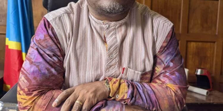 Bukavu/Mairie : Les nouveaux arbres poussent sur l’axe Nyawera – Nguba en remplacement des anciens, le Maire Dr Nicolas Kyalangalilwa rassure