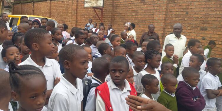 Bukavu : les élèves du Complexe scolaire Espoir 1 en visite à l’EP Heri Kwetu, une école d’excellence et de solidarité