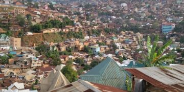 Bukavu : le maire Dr Nicolas Kyalangalilwa en tournée de proximité ce lundi pour renforcer l’assainissement, le reboisement et la sécurité