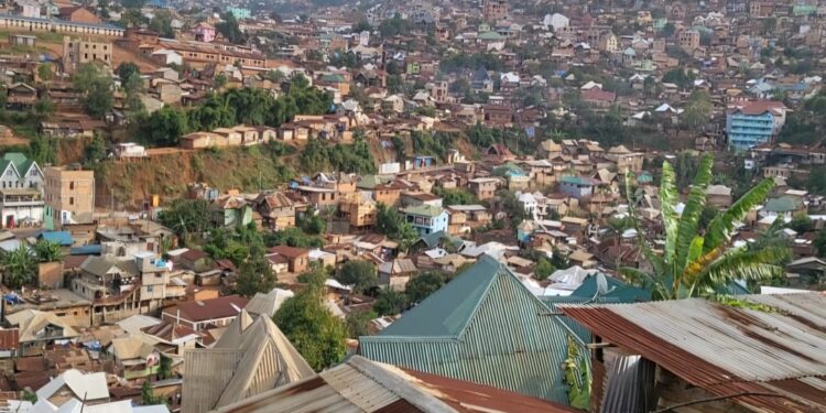 Bukavu : le maire Dr Nicolas Kyalangalilwa en tournée de proximité ce lundi pour renforcer l’assainissement, le reboisement et la sécurité