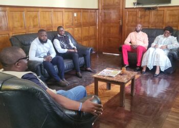 Bukavu : le Dr Nicolas Kyalangalilwa s’entretient avec les revendeurs de pièces automobiles et les représentants de différentes disciplines sportives