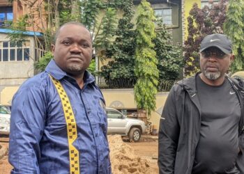 Bukavu/Mairie : aux côtés du maire, le gouverneur du Sud-Kivu, Patrick Busu Bwa Ngwi Nshombo, inspecte les travaux de pavage d’un tronçon de 700 mètres sur l’avenue Cécile Horizon