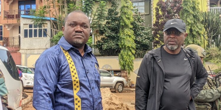 Bukavu/Mairie : aux côtés du maire, le gouverneur du Sud-Kivu, Patrick Busu Bwa Ngwi Nshombo, inspecte les travaux de pavage d’un tronçon de 700 mètres sur l’avenue Cécile Horizon