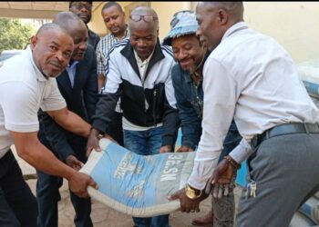 IBANDA: Des sacs de ciment remis par le Bourgmestre a.i. Jonathan KANANE pour la réhabilitation des escaliers et servitudes sur les avenues Kimbangu 4 et Gyamba 2