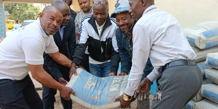 IBANDA: Des sacs de ciment remis par le Bourgmestre a.i. Jonathan KANANE pour la réhabilitation des escaliers et servitudes sur les avenues Kimbangu 4 et Gyamba 2